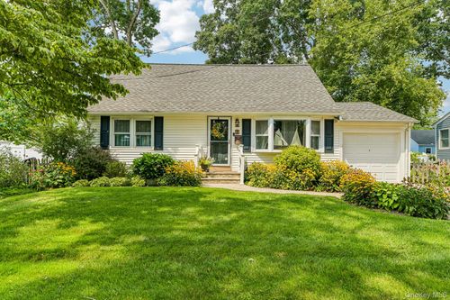 75 Hale Rd, Babylon, NY, 11703-4612 | Card Image