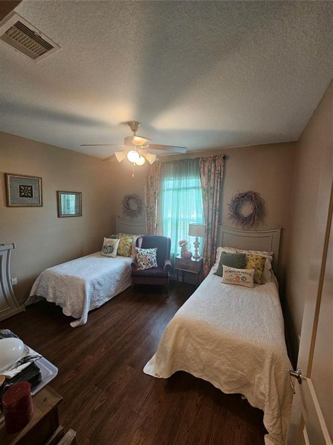 Secondary bedroom | Image 9