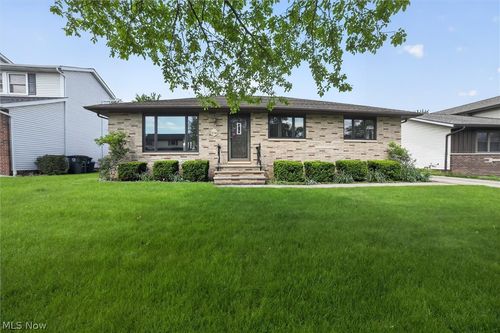 4746 Elizabeth Ln, Brooklyn, OH, 44144-3246 | Card Image