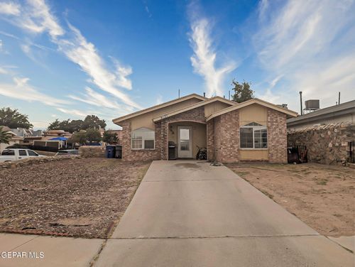 9127 Bur Oak Cir, El Paso, TX, 79907-2002 | Card Image