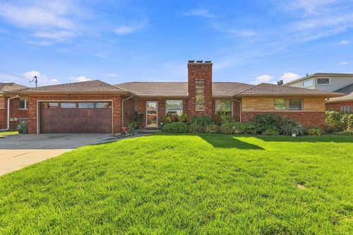 22458 Lakecrest St, Saint Clair Shores, MI, 48081-2430 | Card Image