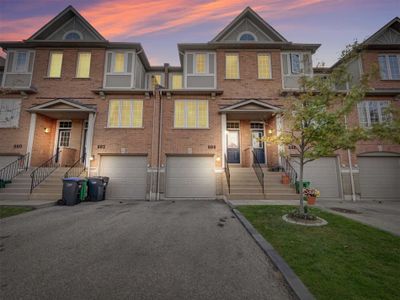 884 Scollard Crt, Condo with 3 bedrooms, 2 bathrooms and 2 parking in Mississauga ON | Image 1