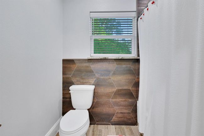 Secondary Bathroom with tub shower combo | Image 32