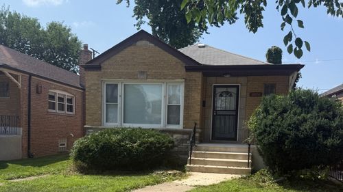 8926 S Paxton Ave, Chicago, IL, 60617-3009 | Card Image