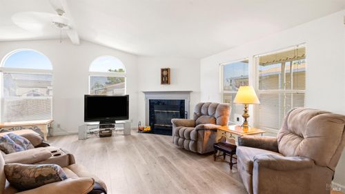 131 Del Paso Dr, Vacaville, CA, 95687-9423 | Card Image