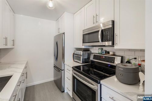 100 Crown Ct, Edgewater, NJ, 07020-1137 | Card Image
