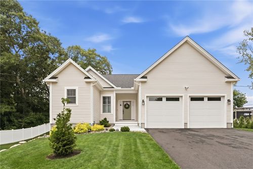 124 Oak St, South Kingstown, RI, 02879-3314 | Card Image