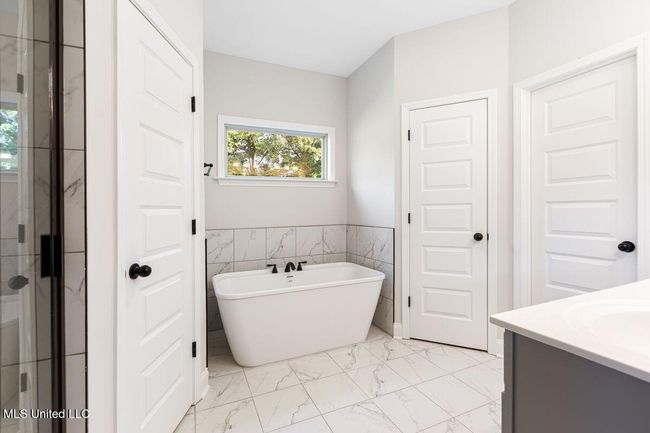 Master Bathroom Tub | Image 11