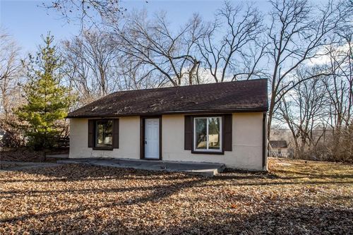 9043 Walnut St, Kansas City, MO, 64114-3768 | Card Image