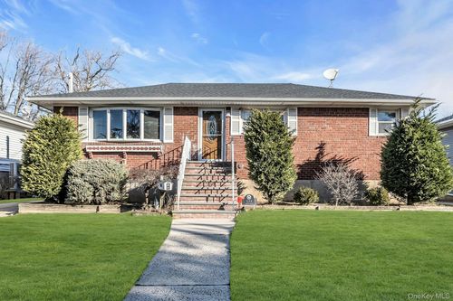 133 Baker Ct, Island Park, NY, 11558-2214 | Card Image