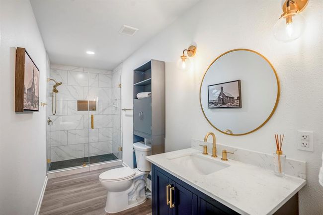 The en-suite bath features a spacious walk-in shower, vanity, and stylish finishes throughout. | Image 20