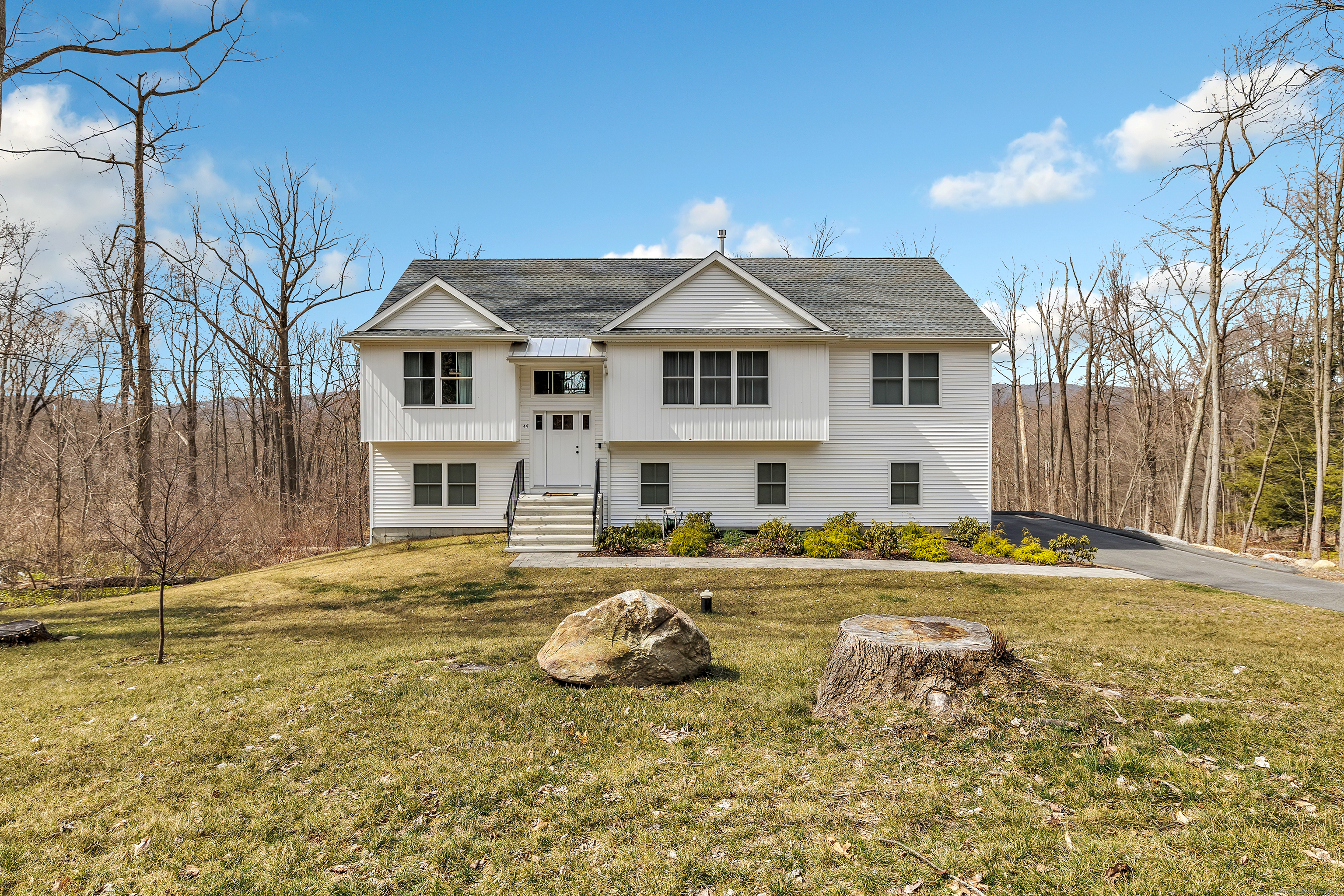 Mist Hill Dr, New Milford, CT 06776