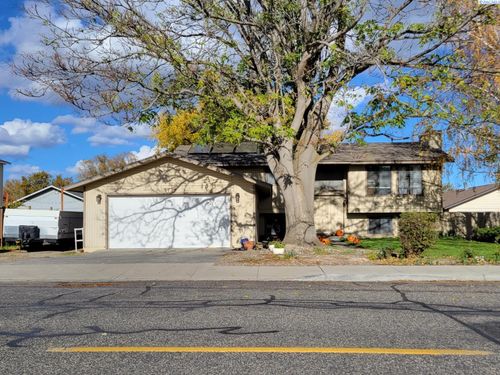 huge-house-for-the-price-1724 W 19th Ave, Kennewick, WA, 99337 | Card Image