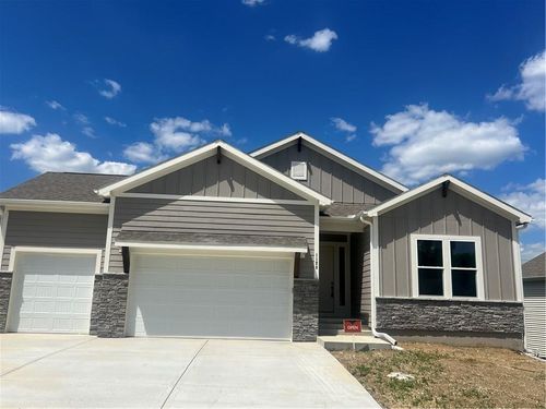 1128 Sw Whitby Dr, Lee's Summit, MO, 64083-6103 | Card Image