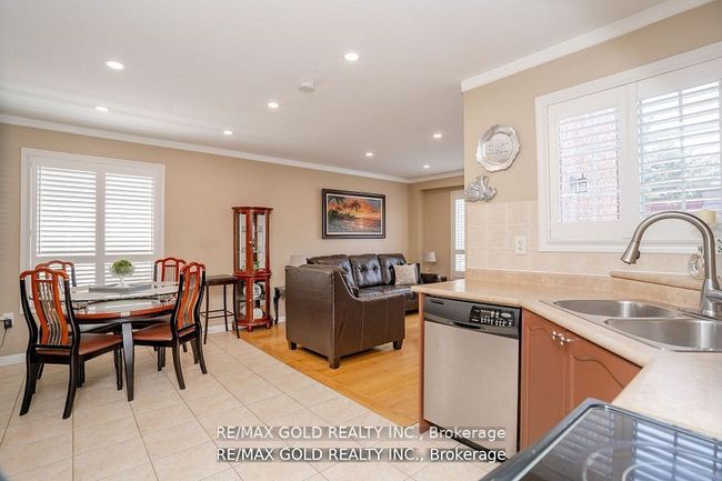 34 Jingle Cres, House attached with 4 bedrooms, 4 bathrooms and 2 parking in Brampton ON | Image 9