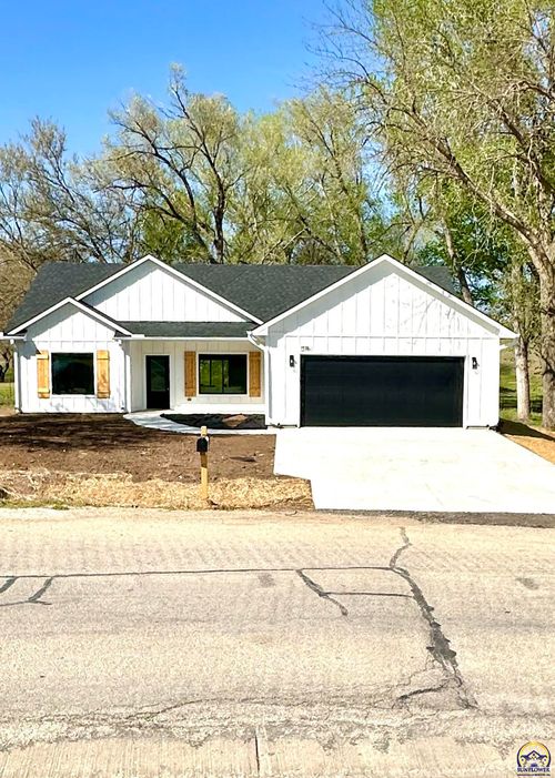 216 Sunset Dr, Council Grove, KS, 66846-1520 | Card Image