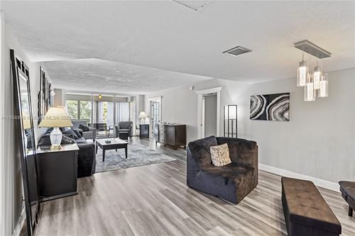 apt-303-3980 Oaks Clubhouse Dr, Pompano Beach, FL, 33069-3616 | Card Image