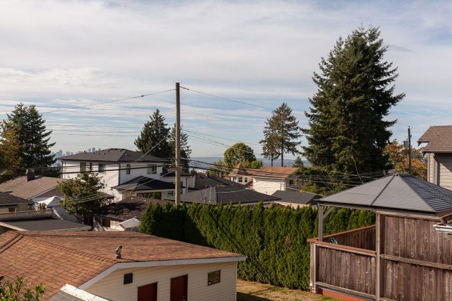 221 W 28th Street, House other with 4 bedrooms, 2 bathrooms and 3 parking in North Vancouver BC | Image 7