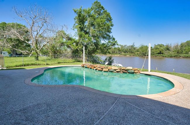 Relax around the pool | Image 4