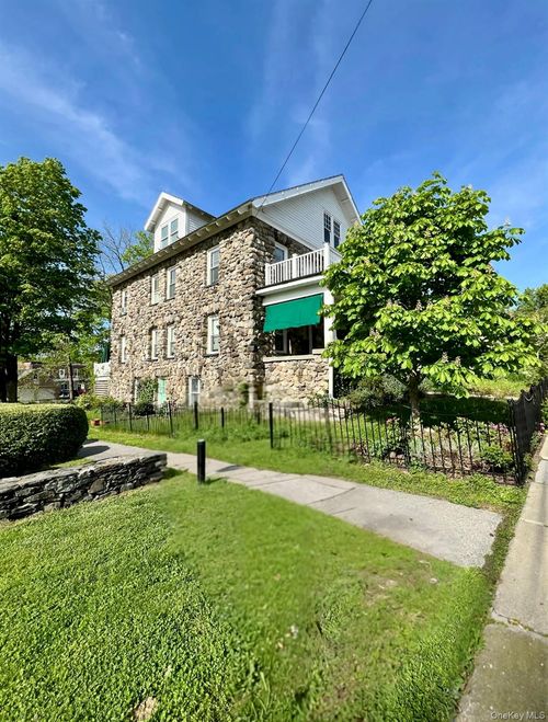 17 Washington Ave, Millbrook, NY, 12545-5965 | Card Image