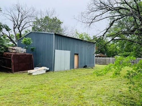 1028 E Vine St, Cushing, OK, 74023-2332 | Card Image
