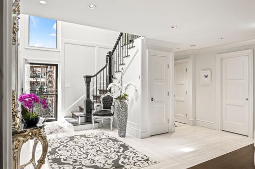 35 Wimbledon Dr, Roslyn, NY, 11576-3084 | Card Image