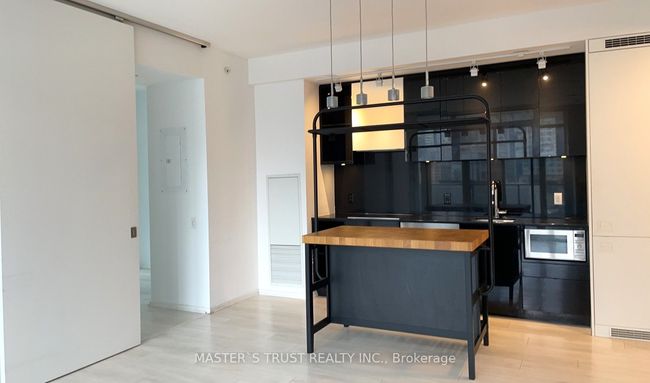 809 - 125 Peter St, Condo with 2 bedrooms, 1 bathrooms and 1 parking in Toronto ON | Image 4