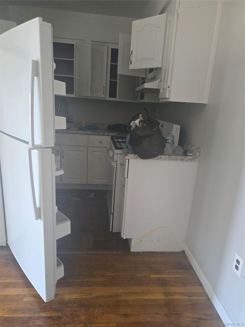 3238 Ely Ave, New York, NY, 10469 | Card Image