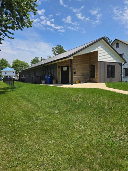 218 5th Ave E, Cresco, IA, 52136-1312 | Card Image