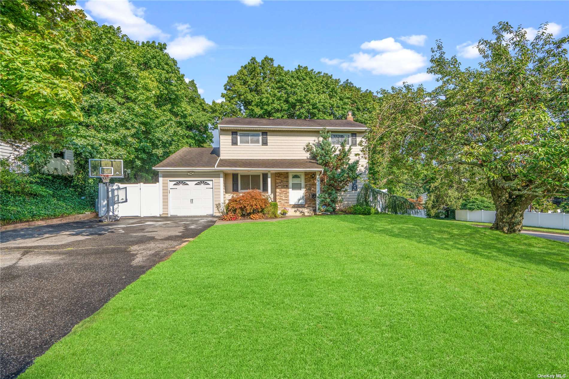 Balsam Ln, Commack, NY 11725