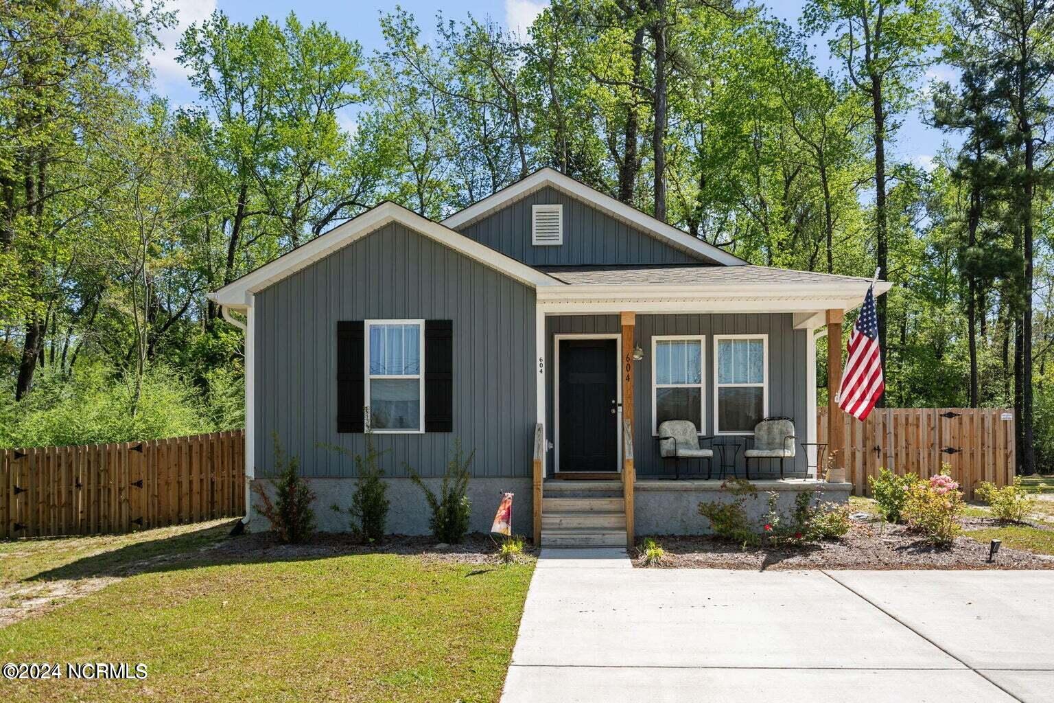 Smith St, Burgaw, NC 28425