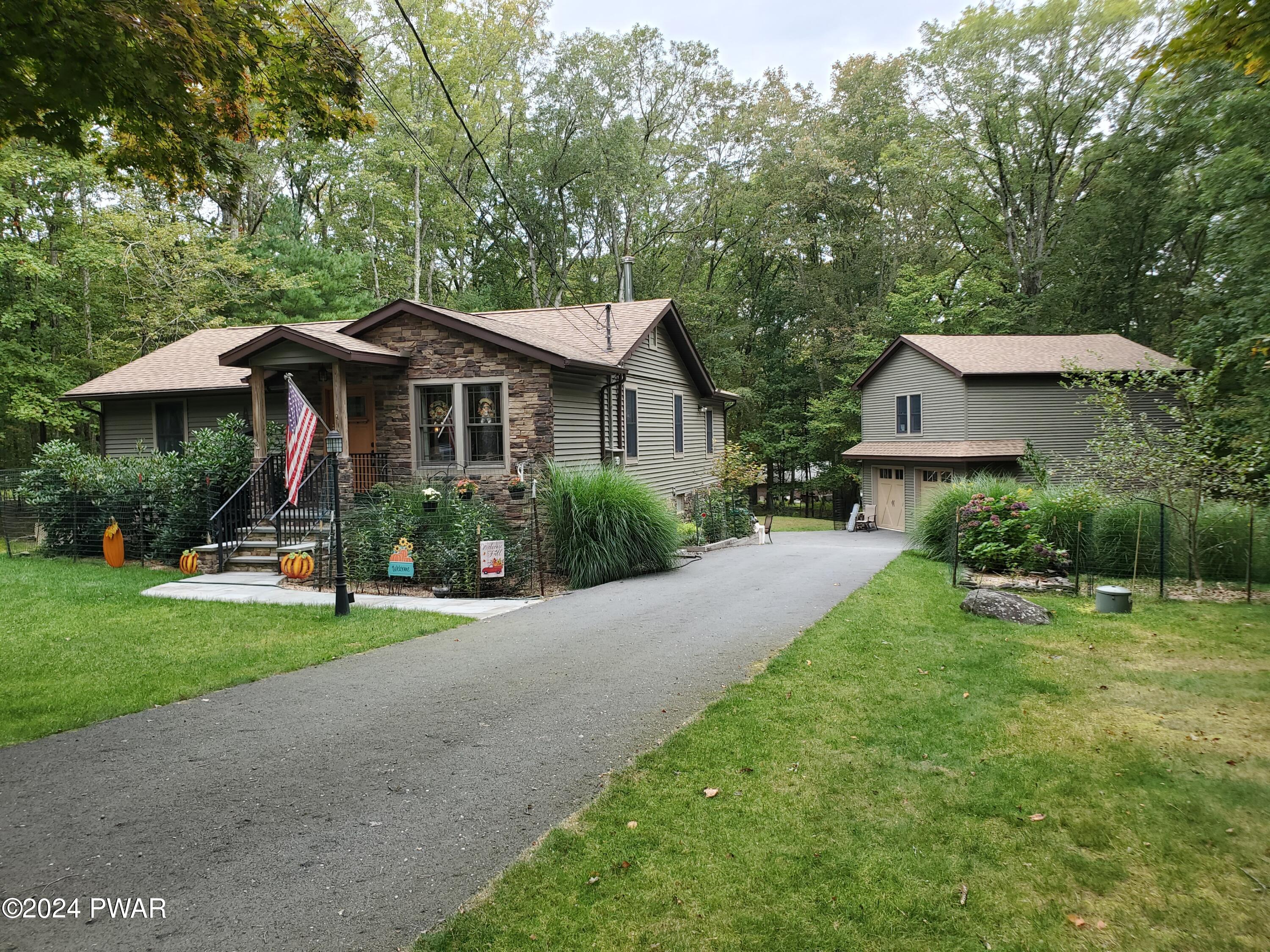 Laurel Cir, Hawley, PA 18428