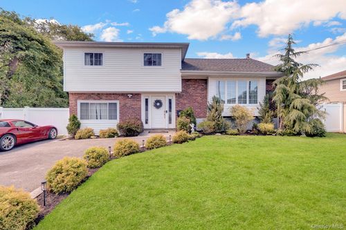 31 Leeds Ln, North Babylon, NY, 11703-2918 | Card Image