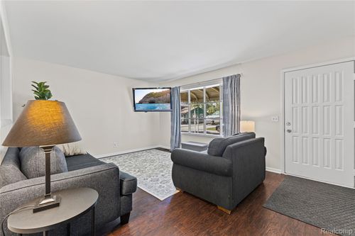135 Robin Rd, Commerce Township, MI, 48382-4064 | Card Image