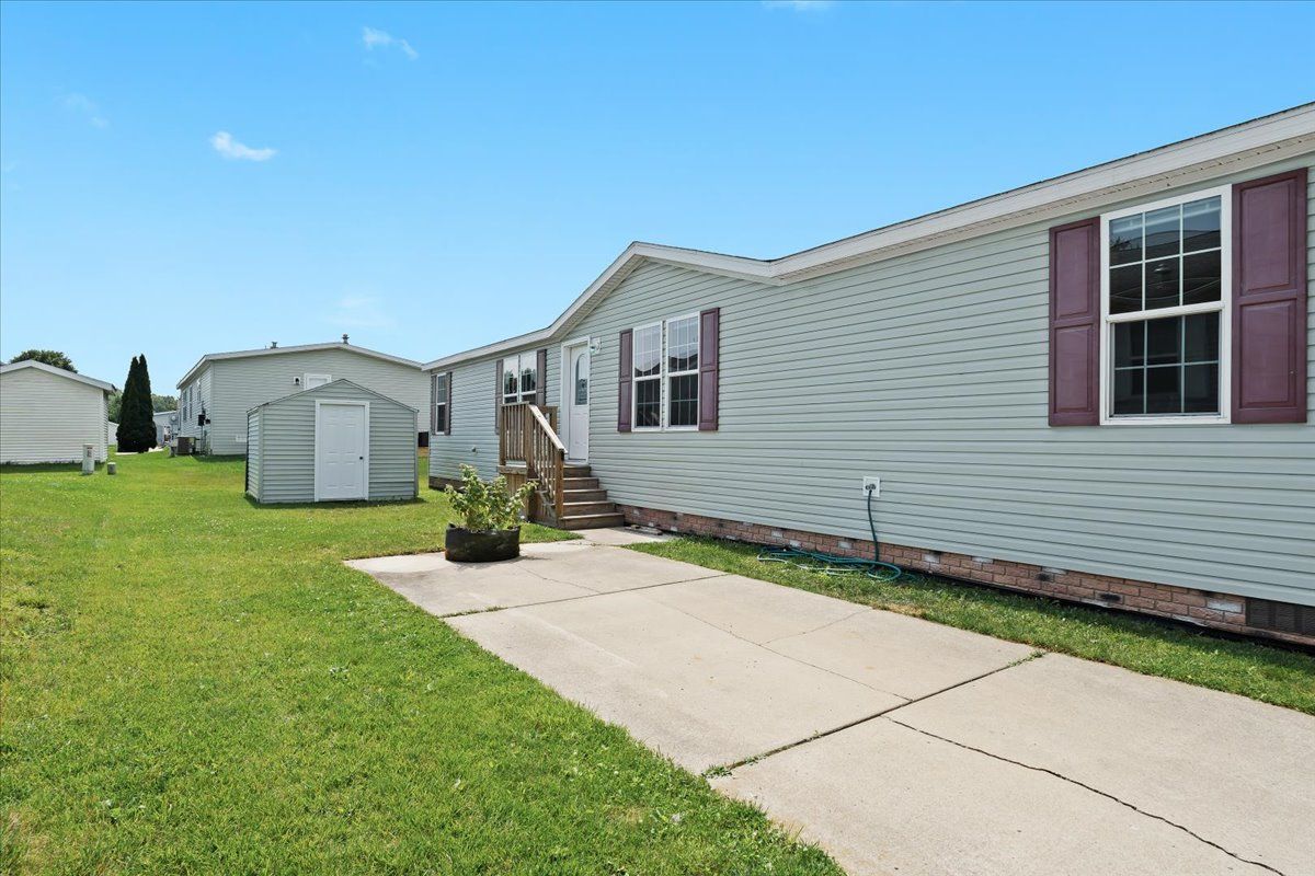 Wood Run Cir, South Lyon, MI 48178