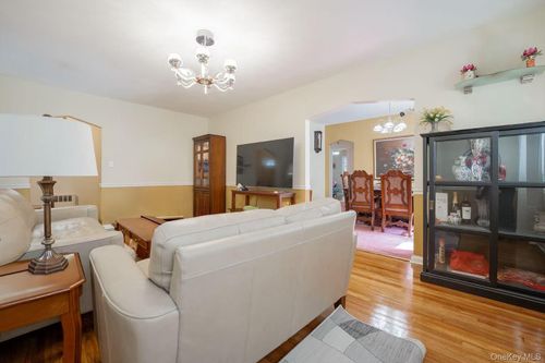 636 S 13th St, New Hyde Park, NY, 11040-5575 | Card Image