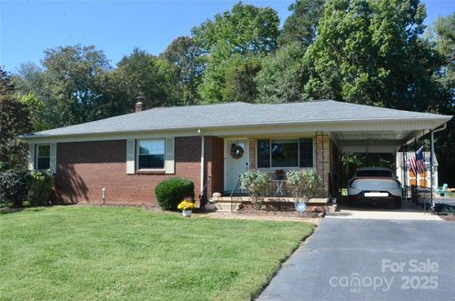 2841 20th St Ne, Hickory, NC, 28601-9184 | Card Image