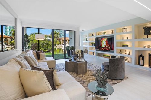 905-325 Poinciana Dr, Sunny Isles Beach, FL, 33160-4525 | Card Image