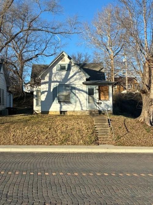 1013 Commercial St, Atchison, KS, 66002-2301 | Card Image