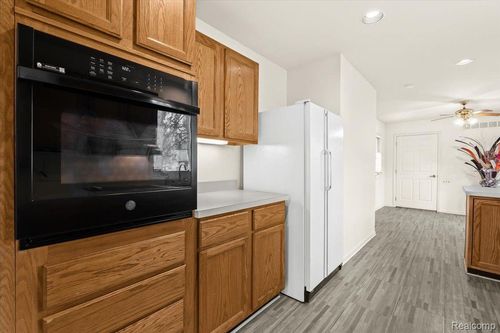 69-21304 Juniper Ct, Farmington Hills, MI, 48336-4100 | Card Image