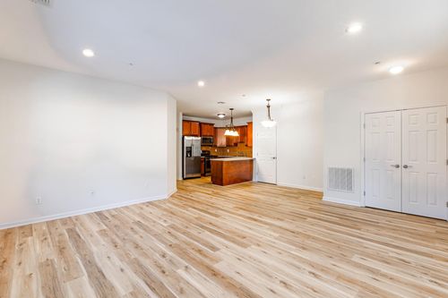 apt-8-975 Main St, Farmingdale, NY, 11735-6513 | Card Image