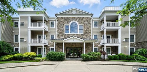 5 Tenakill Park E, Cresskill, NJ, 07626-2062 | Card Image