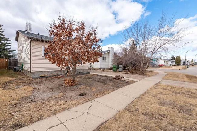 2816 45 Avenue, Home with 3 bedrooms, 2 bathrooms and 2 parking in Lloydminster SK | Image 2