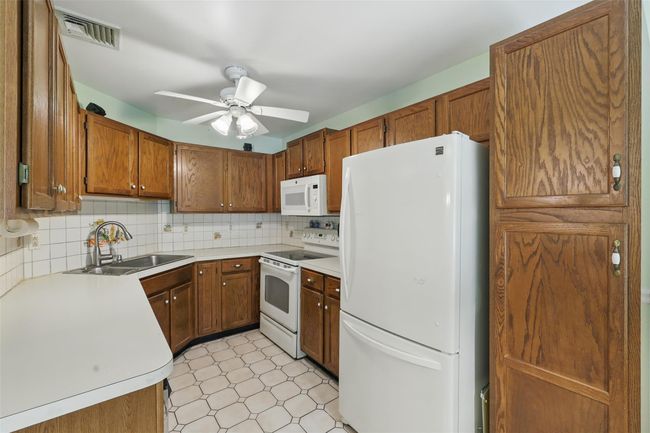 Eat-in kitchen | Image 8