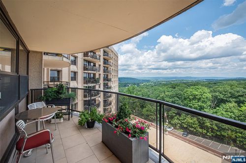 2 Claridge Dr, Verona, NJ, 07044 | Card Image