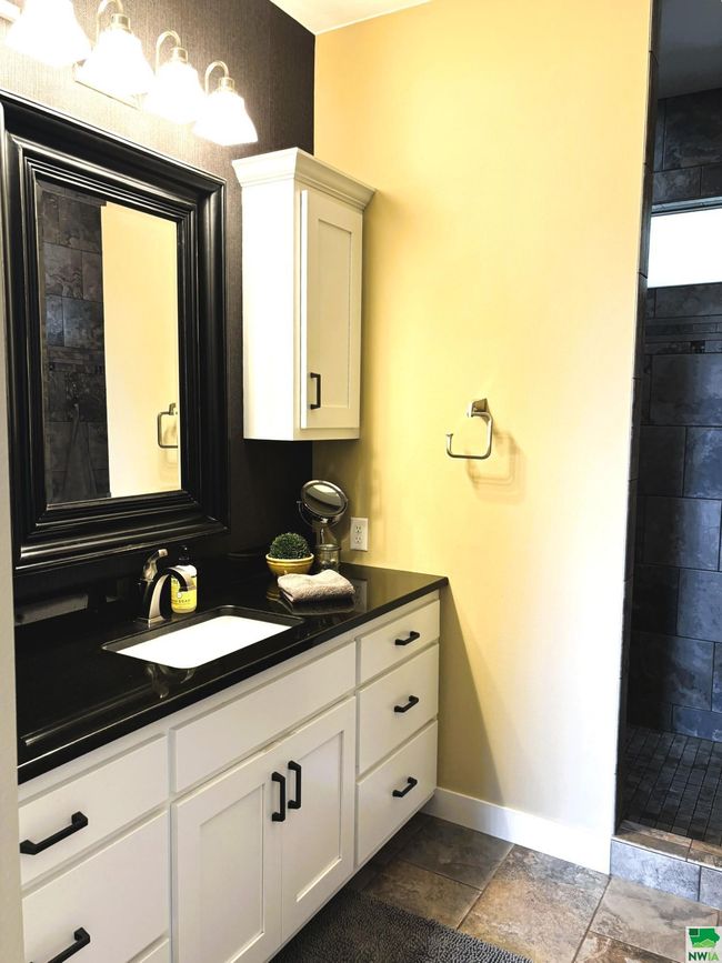 925 Sunrise Trl, House other with 5 bedrooms, 3 bathrooms and null parking in Sioux Center IA | Image 17