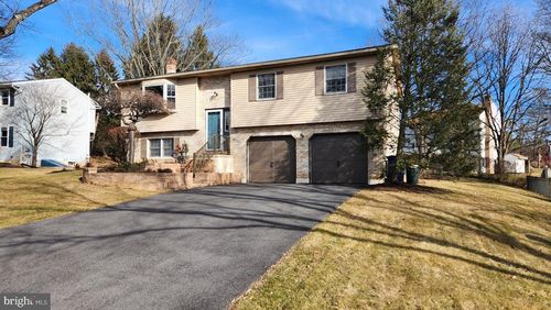 1989 Pierce Dr, Whitehall, PA, 18052-4010 | Card Image
