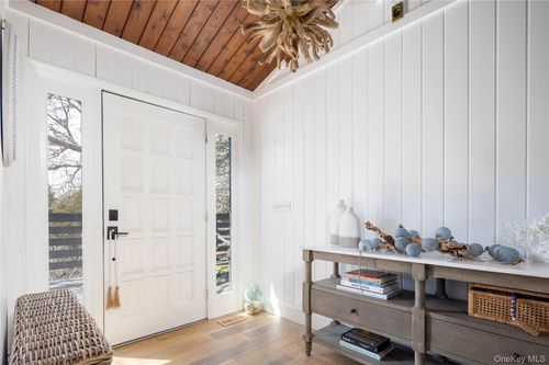 10 Cedar Ave, Southampton, NY, 11968-1902 | Card Image