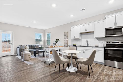 663 13th Avenue Drive Ne, Hickory, NC, 28601 | Card Image