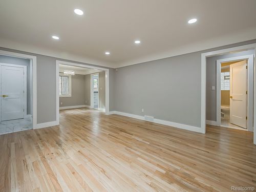 21301 Kipling St, Oak Park, MI, 48237-2751 | Card Image